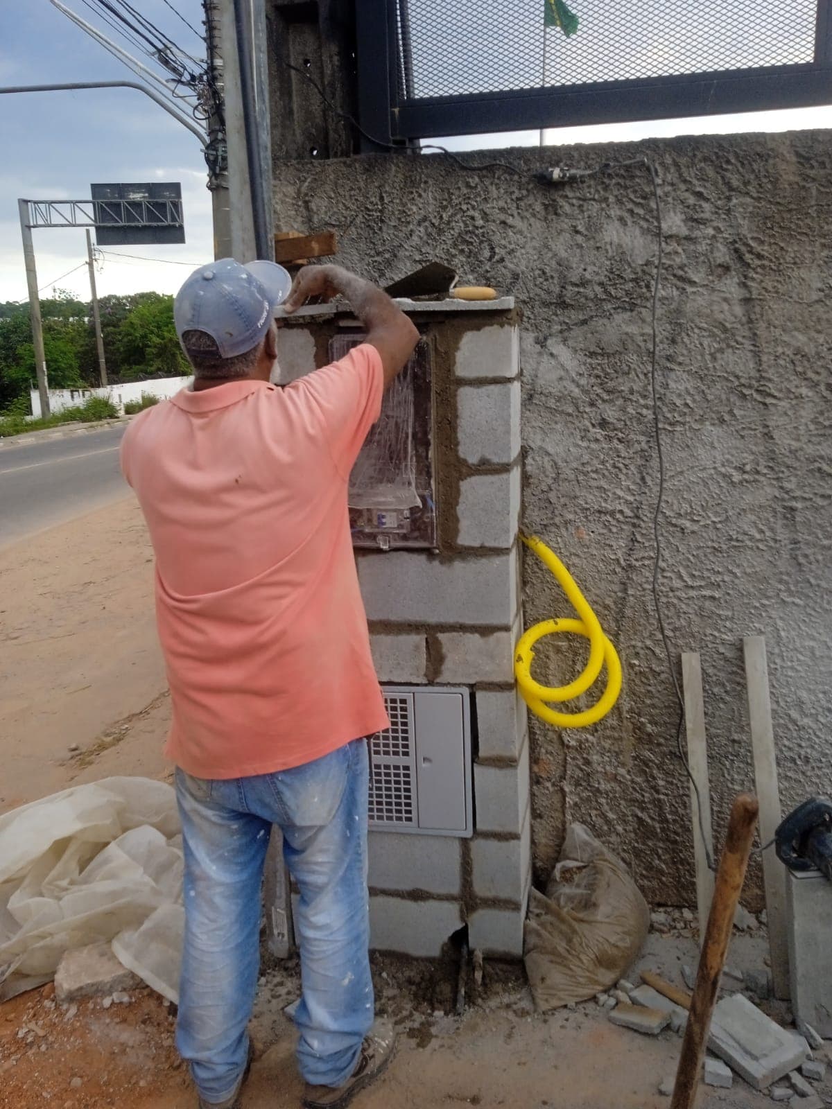 Eletricista da RW trabalhando na instalação de um padrão de entrada