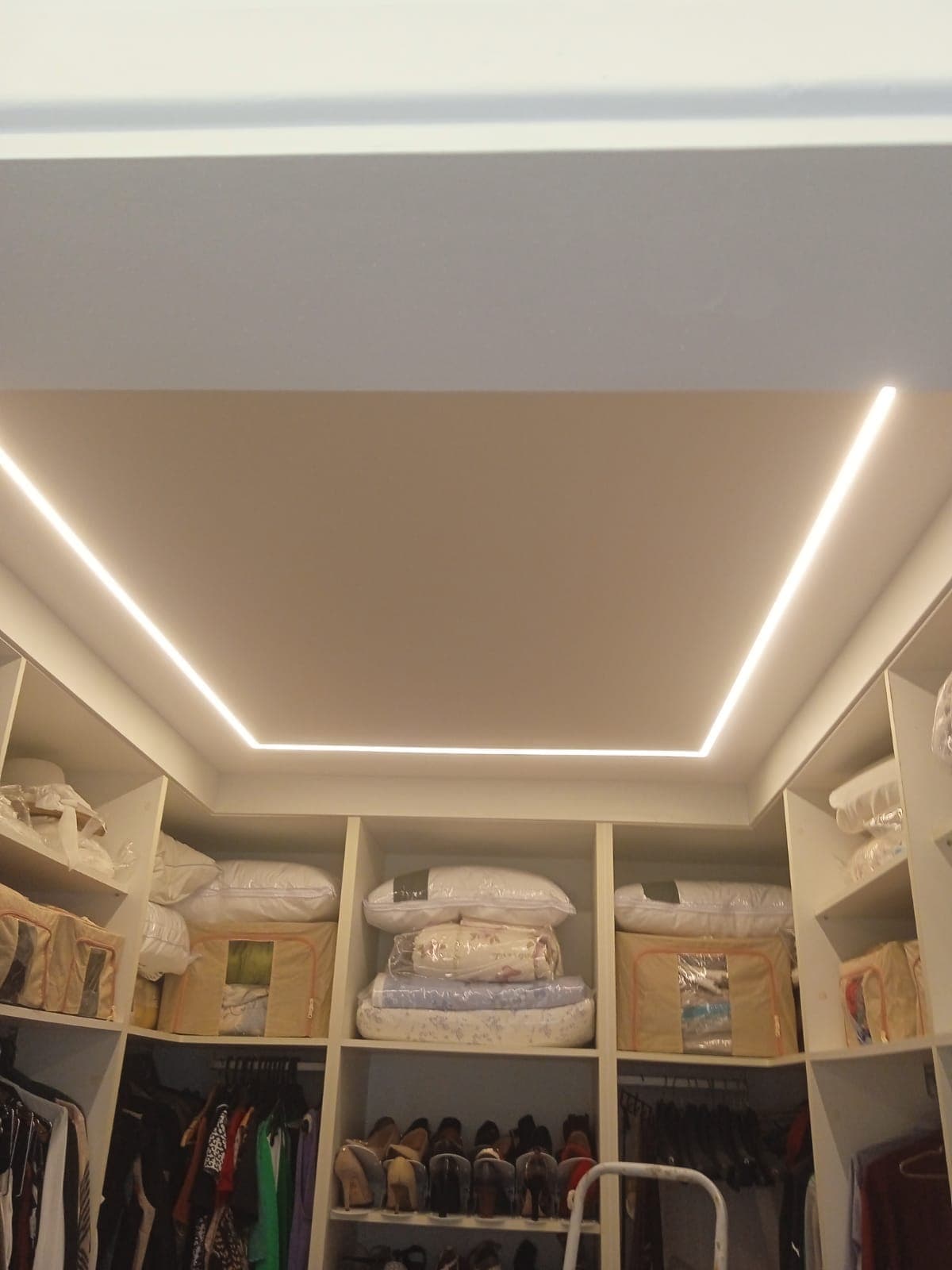 Perfil de LED contornando o teto de um closet