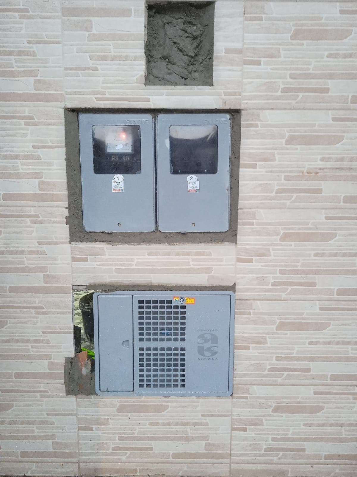 Padrão de entrada com caixas de medidores instaladas em muro