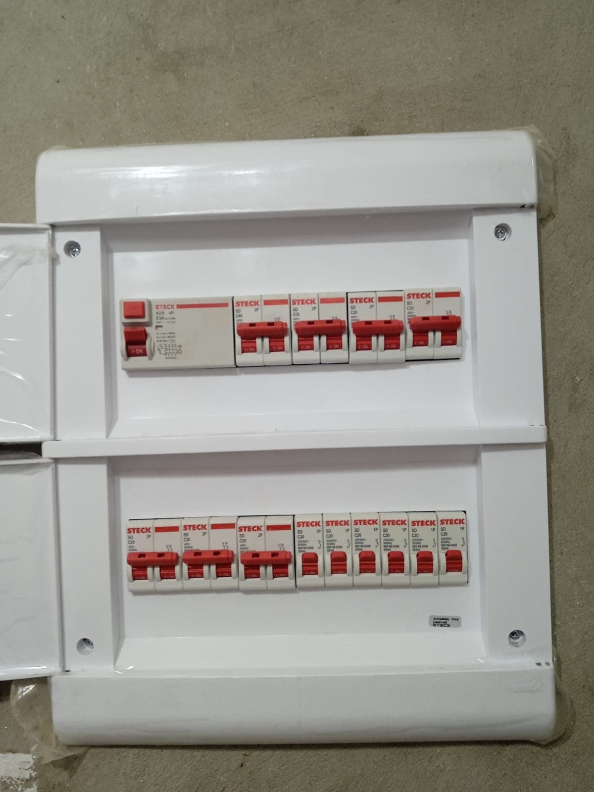 Quadro de distribuição com fileiras de disjuntores