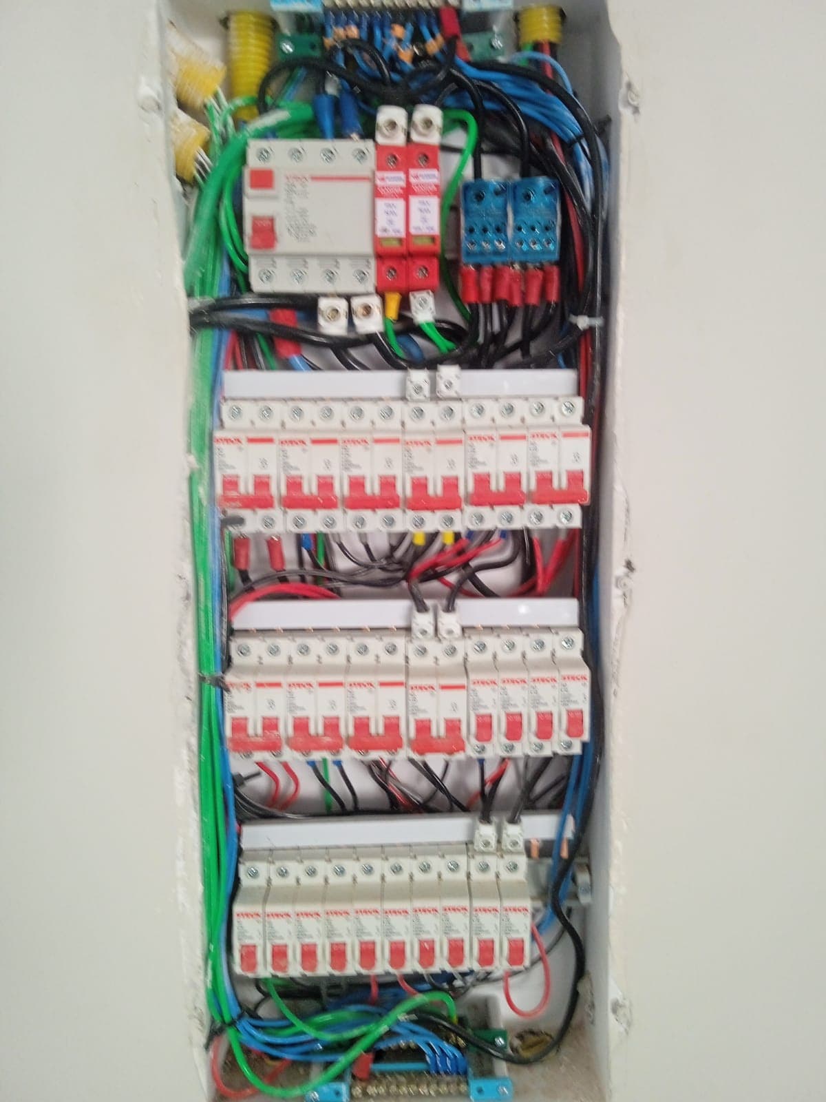 Quadro elétrico comercial com vários circuitos, DR e DPS