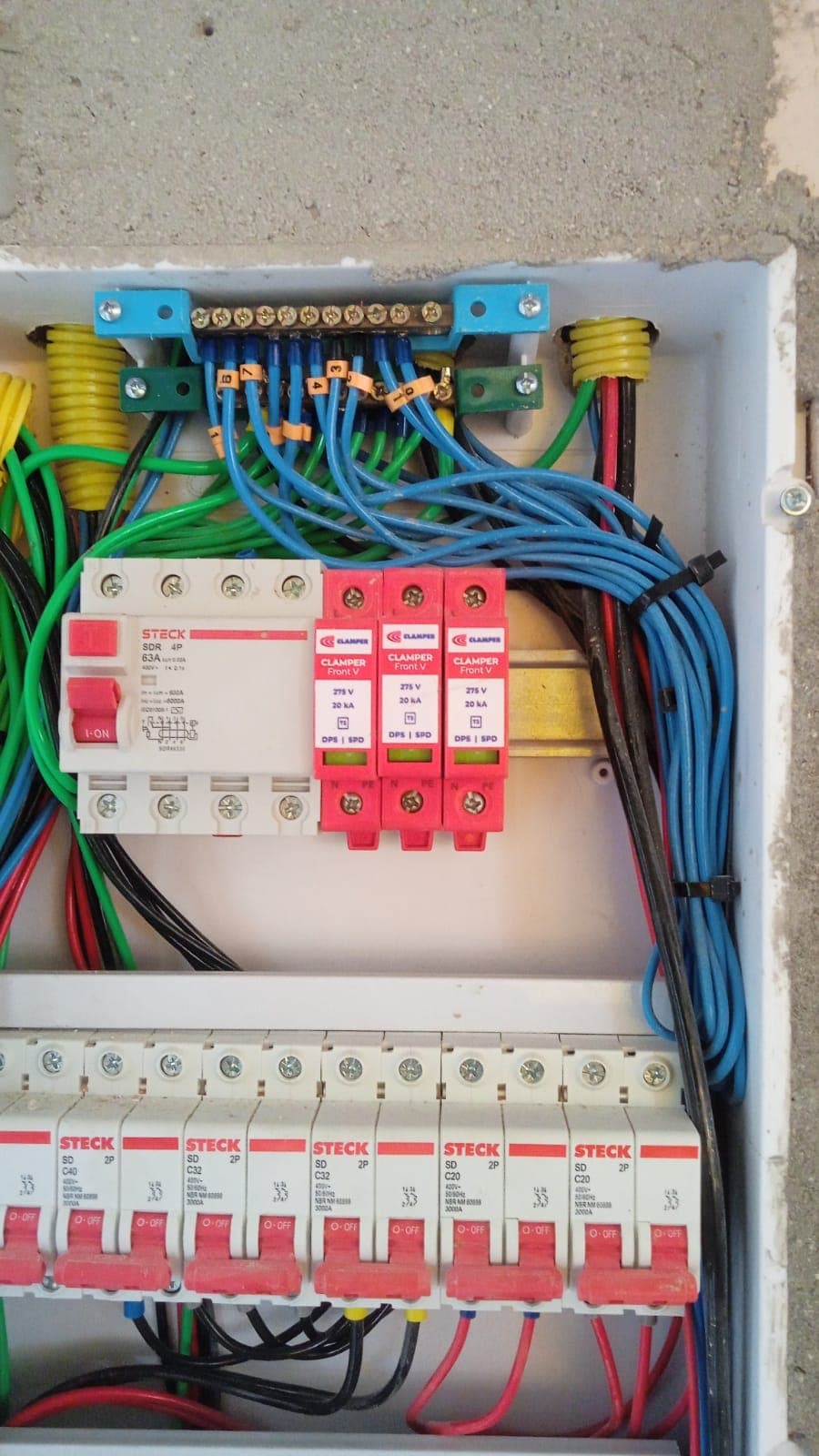DPS e DR instalados no quadro elétrico, com barramento de terra e neutro