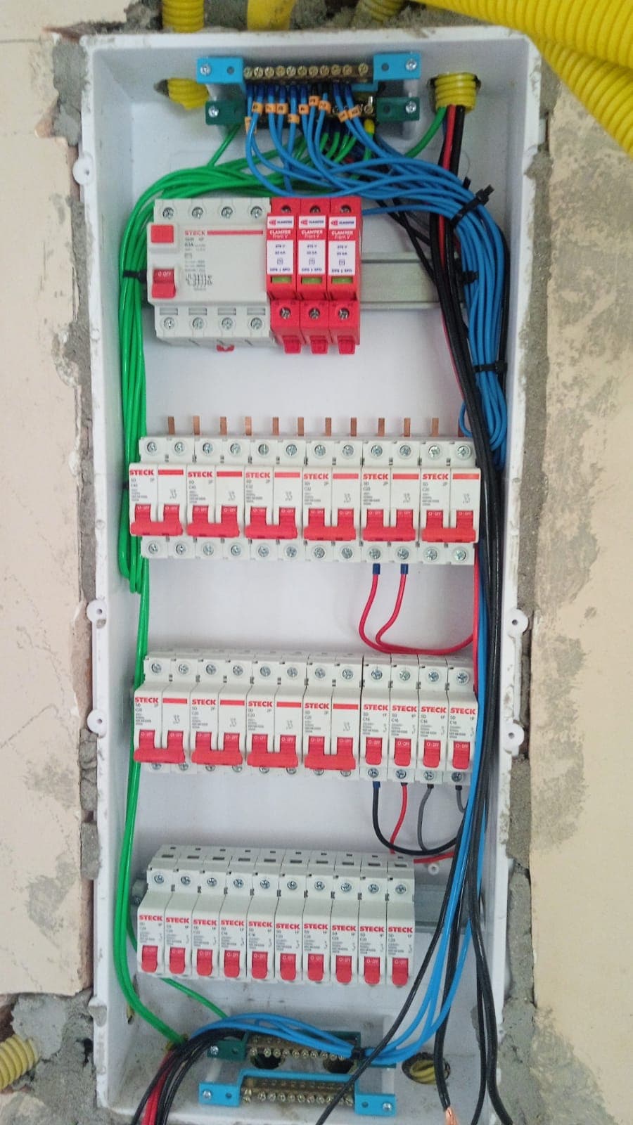 Quadro elétrico montado pela RW Eletricista com DR, DPS e disjuntores organizados