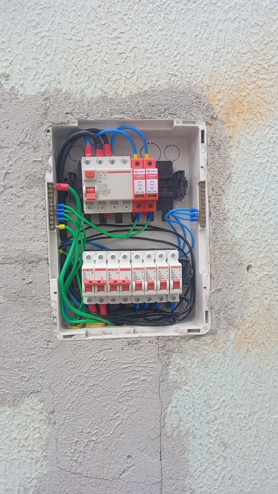 Quadro embutido na parede com DR, DPS e disjuntores